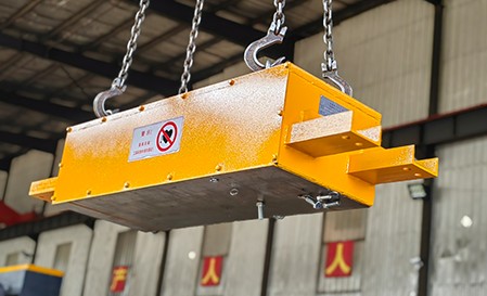 Permanent Magnetic Separator Removing Tramp Metal from Conveyors永磁板，釹鐵硼磁選除鐵生產(chǎn)廠家，除鐵設(shè)備，永磁除鐵器，可定制強(qiáng)力磁力板，永磁磁力板，強(qiáng)磁懸掛磁力板，永磁磁板除鐵器，永磁自卸式除鐵器。
